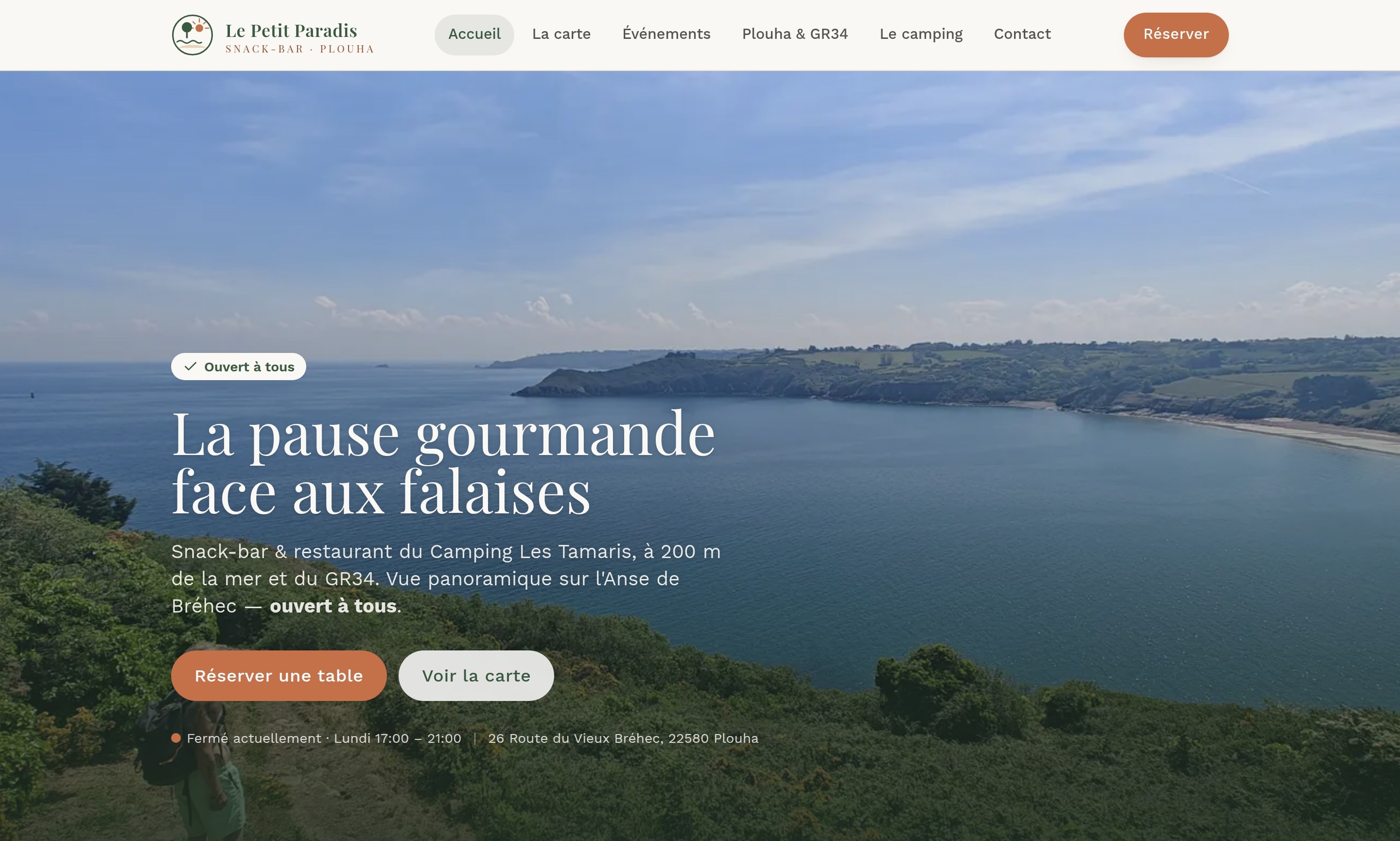 Site du restaurant Le Petit Paradis montrant son accueil face à la mer et l’action de réservation de table.