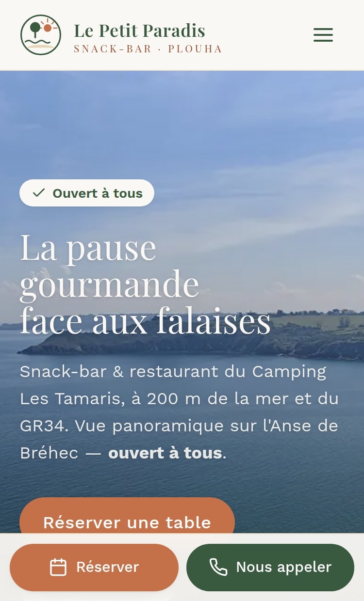 Site du restaurant Le Petit Paradis montrant son accueil face à la mer et l’action de réservation de table.